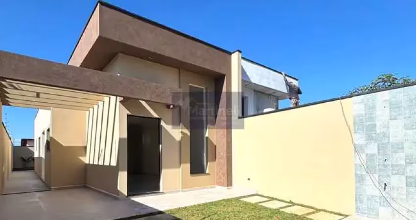 Casa nova com piscina diferenciada à venda em Itanhaém-SP, bairro Grandesp: 2 quartos, 1 suíte, 2 banheiros, 2 vagas, 70m². Imperdível!