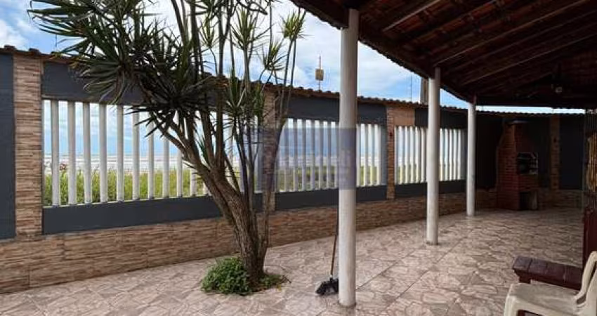 Casa à venda em Itanhaém-SP, bairro Loty: 3 quartos, 3 suítes, 1 banheiro, 3 vagas de garagem, 180m² de área.