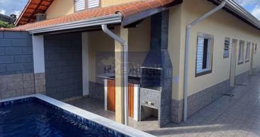 Imperdível Casa à Venda em Nova Itanhaém-SP: 2 Quartos, 1 Suíte, 2 Salas, 2 Vagas de Garagem, 65m² de Área!