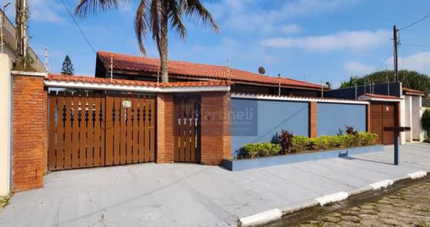 Casa à venda em Itanhaém-SP, Bopiranga: 5 quartos, 1 suíte, 1 sala, 3 banheiros, 287m² de área. Imperdível!