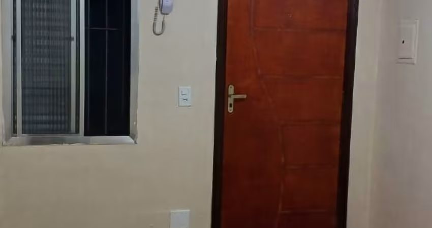 Alugo Apartamento em frente ao ponto final de ônibus!