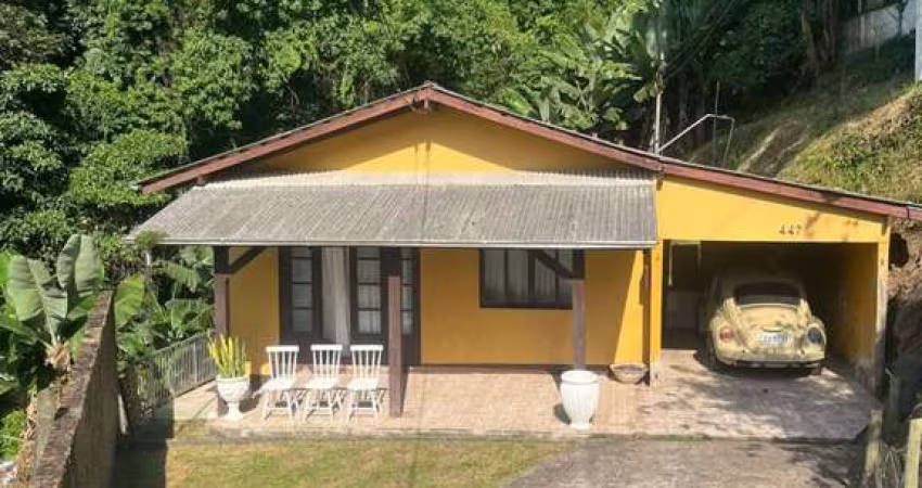 Ótima Residência com 3 dormitórios Próximo Vila Germânica