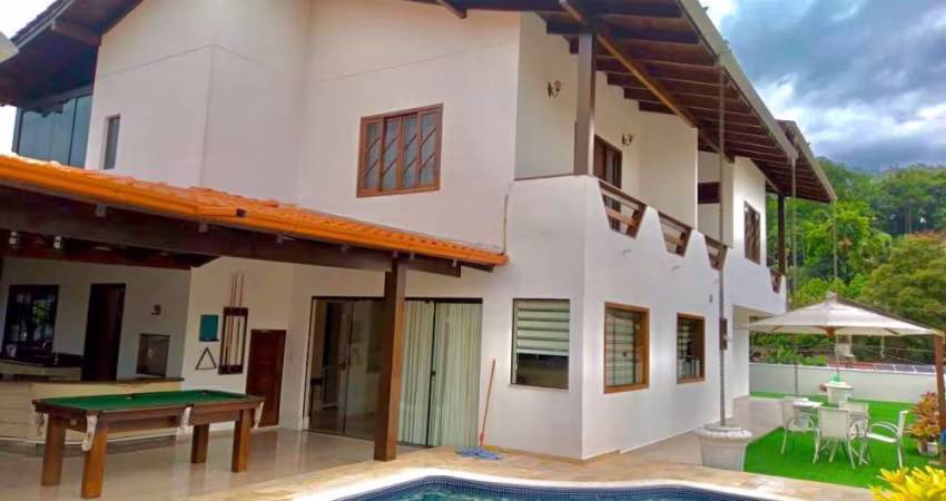 Residência de alto padrão com galpão no Badenfurt