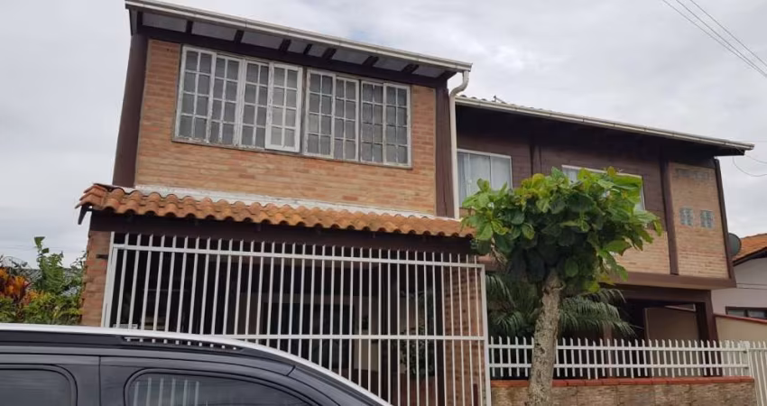 Ampla Residência Multifamiliar em Penha