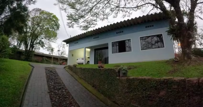Linda residência com três dormitórios no passo manso