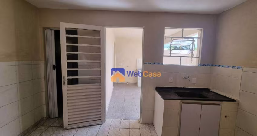Casa com 1 dormitório para alugar, 35 m² por R$ 750,00 - Itaquera - São Paulo/SP