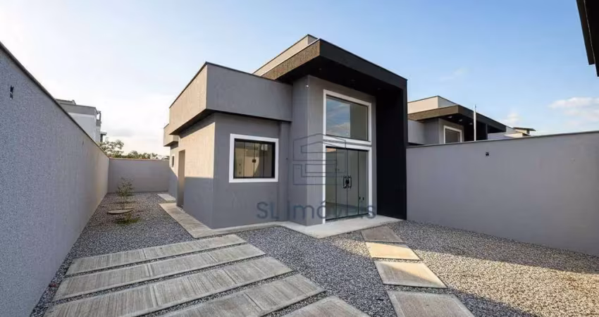 Exclusividade e natureza: casa com 2 quartos (1 suíte), pé direito alto e quintal privativo perto da praia.