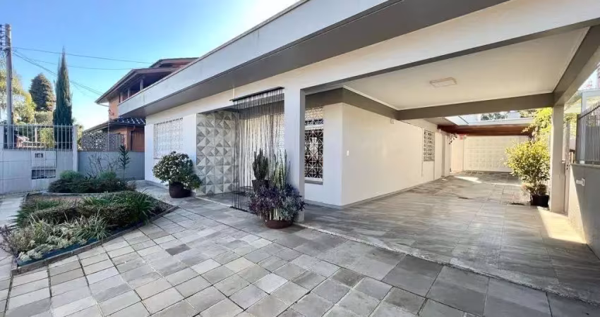 Casa para Venda - 210m², 3 dormitórios, sendo 1 suites, 2 vagas - Interlagos