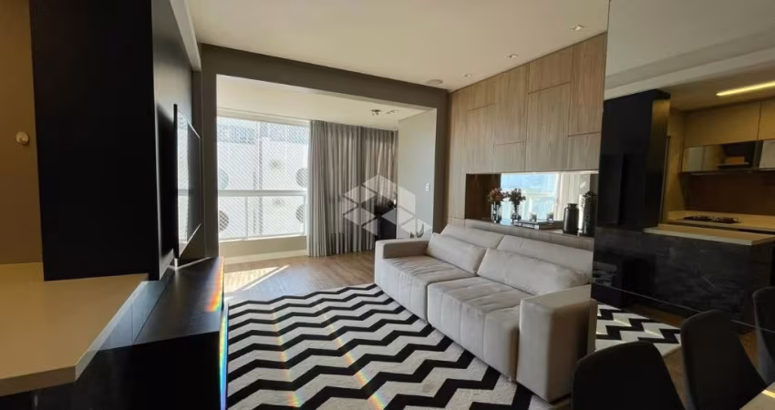 Apartamento com uma linda vista para o mar de  2 dormitórios, sendo 1 suíte, 2 vagas de garagem no bairro Coqueiros em Florianópolis/SC.