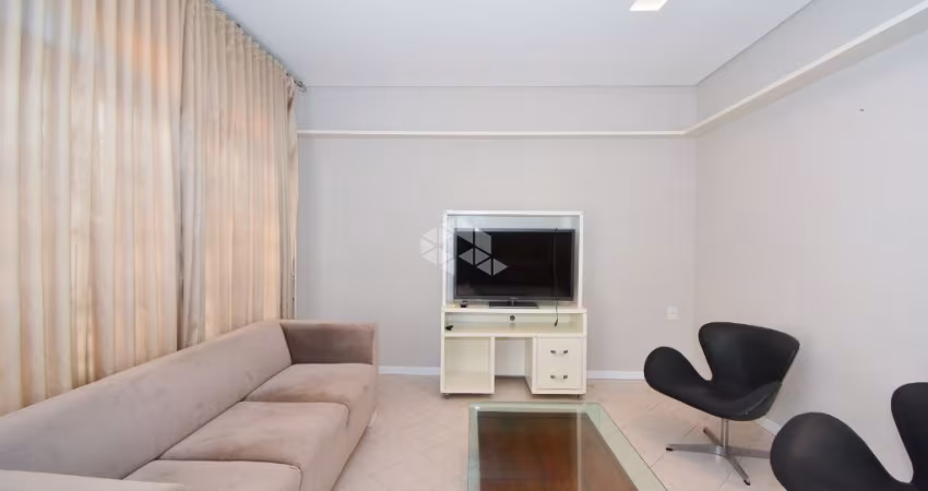 Casa residencial semimobiliada com 3 dormitórios e sendo 1 suíte, 2 vagas de garagem no Centro de Florianópolis/SC.