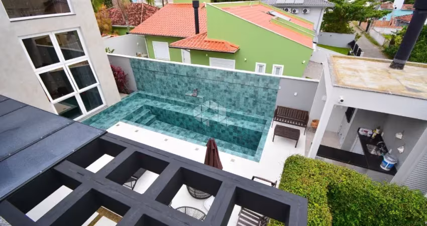 Casa residencial semimobiliada com 3 dormitórios, sendo 2 suítes, 3 vagas de garagem no Morro das Pedras em Florianópolis/SC.