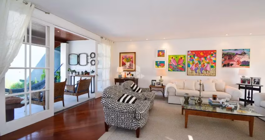 Oportunidade imperdível! Linda casa com 3 quartos, sendo 1 suíte e 4 vagas de garagem à venda no bairro João Paulo em Florianópolis/SC.