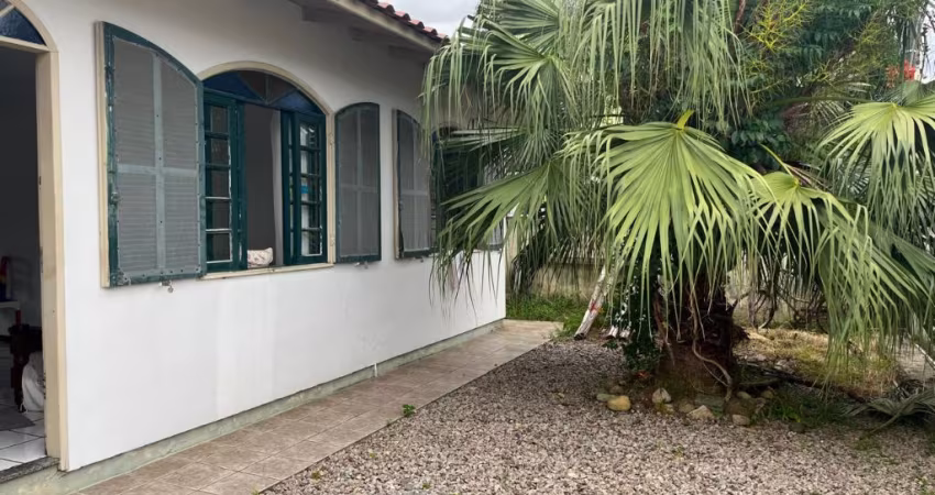 CASA COM 2 QUARTOS SUÍTE EDÍCULA E ÓTIMA LOCALIZAÇÃO NO CARIANOS FLORIANÓPOLIS