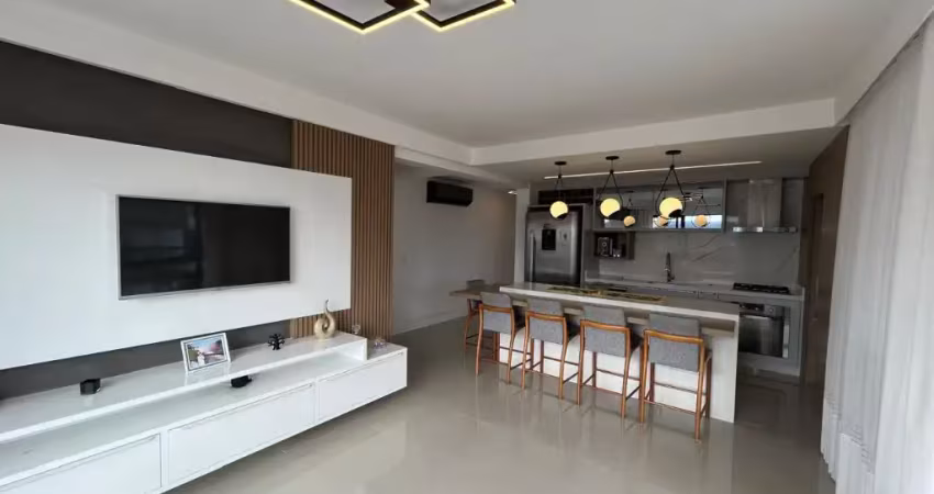 APARTAMENTO SEMIMOBILIADO COM VISTA PARA O MAR COM 3 QUARTOS SENDO 1 SUÍTE E 2 VAGAS DE GARAGEM NO BALNEÁRIO EM FLORIANÓPOLIS/SC