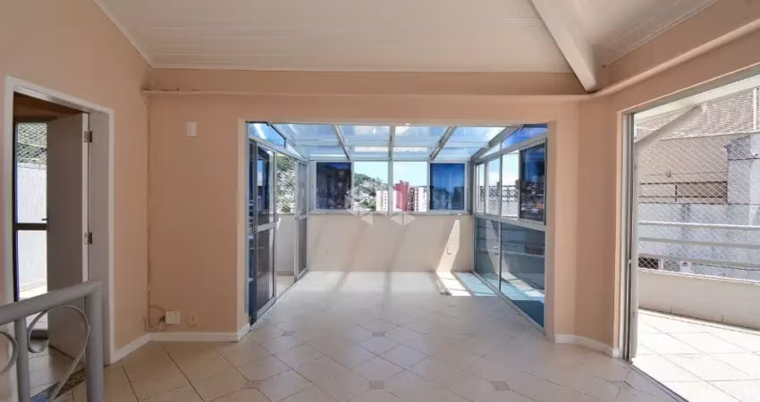 APARTAMENTO DUPLEX  COM 3 QUARTOS SENDO 1 SUÍTE E 1 VAGA DE GARAGEM NO CENTRO DE FLORIANÓPOLIS/SC
