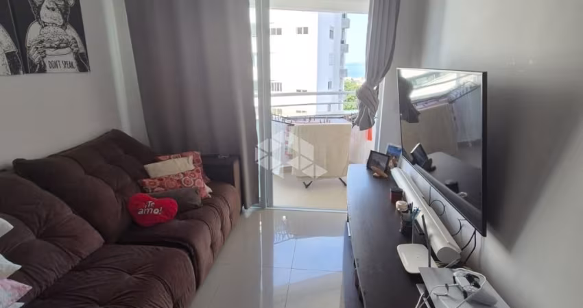 APARTAMENTO SEMIMOBILIADO COM 2 QUARTOS SENDO 1 SUÍTE 1 VAGA DE GARAGEM NO BAIRRO ESTREITO EM FLORIANÓPOLIS/SC