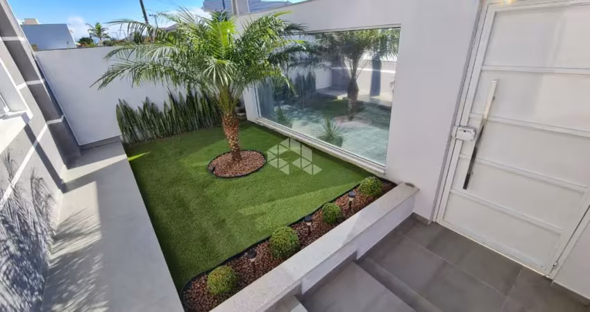 CASA COM 3 QUARTOS SENDO 1 SUÍTE E 2 VAGAS DE GARAGEM NO CARIANOS EM FLORIANÓPOLIS/SC