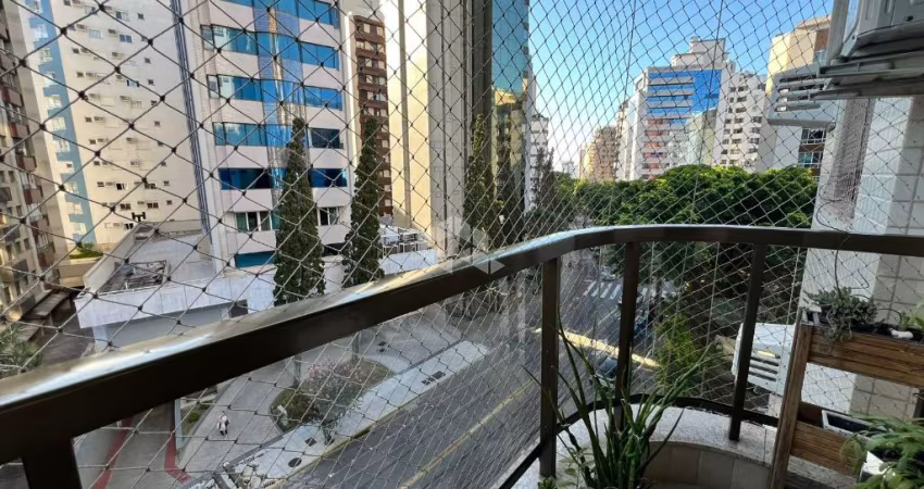 APARTAMENTO SEMIMOBILIADO DE 3 QUARTOS COM SUÍTE E 2 VAGAS NO CENTRO DE FLORIANÓPOLIS