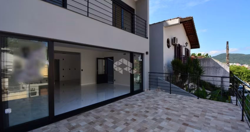 CASA COM 3 SUÍTES E VISTA PANORÂMICA NA TRINDADE EM FLORIANÓPOLIS