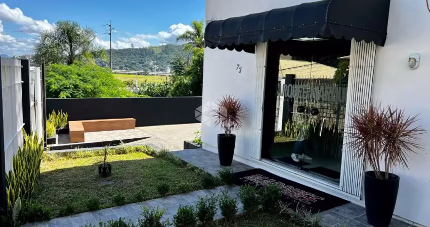 CASA MISTA RESIDENCIAL E COMERCIAL COM 5 DORMITÓRIOS SENDO 1 SUÍTE E VAGA NO SACO DOS LIMÕES FLORIANÓPOLIS