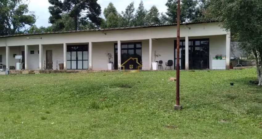LINDA CASA DE CAMPO EM QUATRO BARRAS
