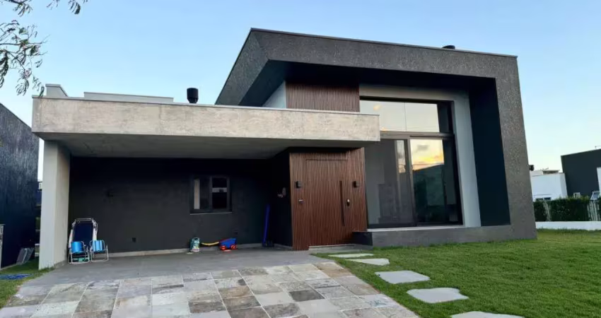 Casa 04 Dorm à venda no Bairro CAPÃO DA CANOA com 184 m² de área privativa - 2 vagas de garagem