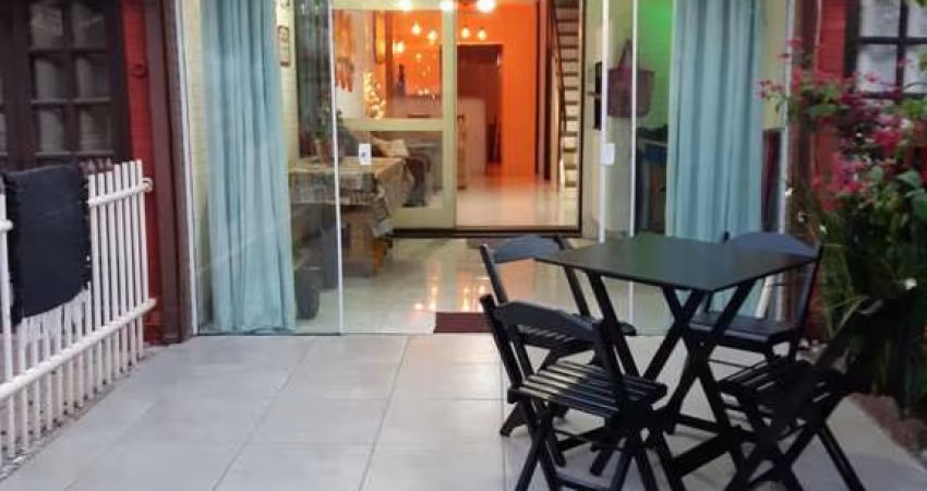 Sobrado 02 Dorm à venda no Bairro CAPÃO NOVO com 75 m² de área privativa - 2 vagas de garagem