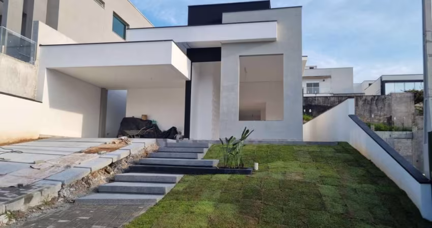 Casa térrea para venda com 3 suítes e piscina no Condomínio Aruã Brisas.