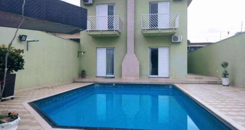 Sobrado para venda com 3 suítes e piscina na Vila Oliveira em Mogi das Cruzes.