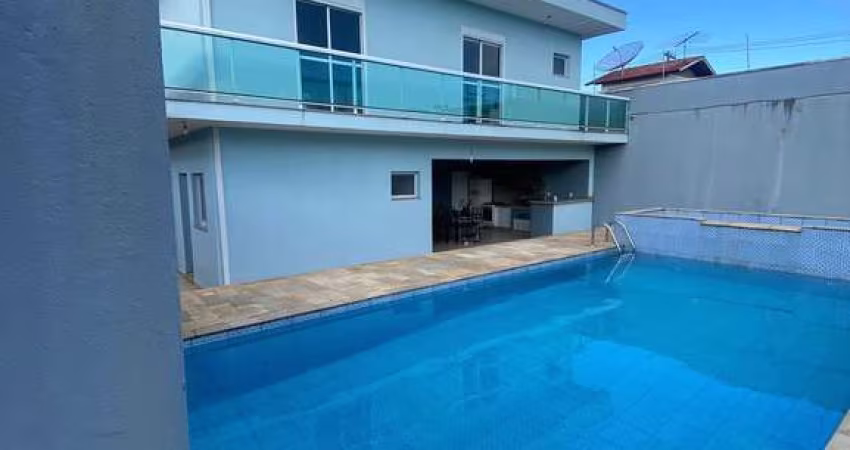 Casa alto padrão com 5 suítes, piscina, 750m² de terreno na Vila Oliveira.