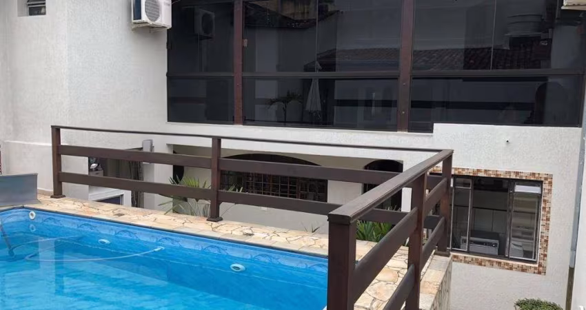 Linda casa para venda com 3 dormitórios e piscina na Vila Suíssa em Mogi.
