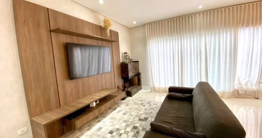 Casa para venda no condomínio Bella Città com 3 suítes e piscina.
