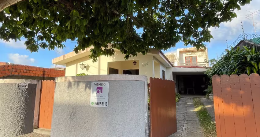 Casa com 2 quartos à venda na Rua Praia de Galinhos, 9195, Ponta Negra, Natal