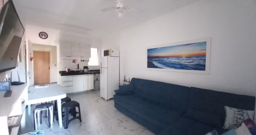 Linda kitnet reformada a 100 metros da praia na Mirim