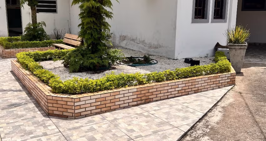 Linda casa de Condomínio com quintal no Canto do Forte