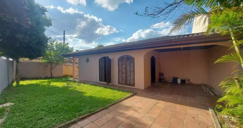 Linda residência com 3 suítes e amplo quintal no bairro mercês