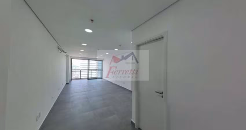 Sala comercial pronta para trabalhar com vista para o Porto de Santos