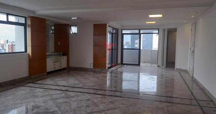 Apartamento em Manaira. Um por andar. 3 Suites. Sala enorme, Varanda. 3 vagas de garagem