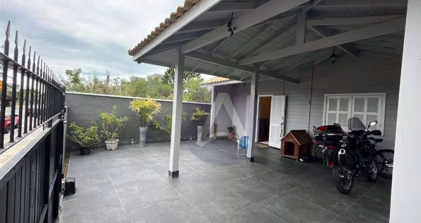 Aconchegante casa nova em terreno com esc. pública a 1.5 km praia.