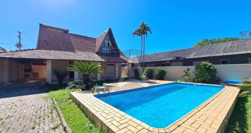 Casa espaçosa com piscina e 4 dormitórios no morro das pedras