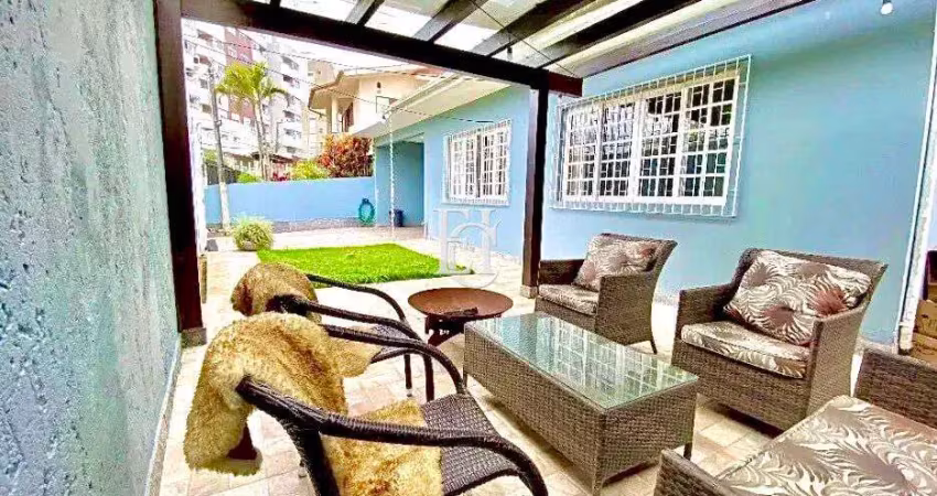 Casa térrea reformada e finamente mobiliada em capoeiras – florianópolis