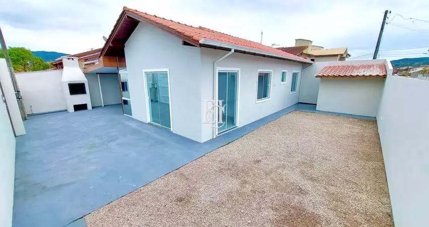 Casa de esquina com terreno amplo e totalmente reformada em forquilhas