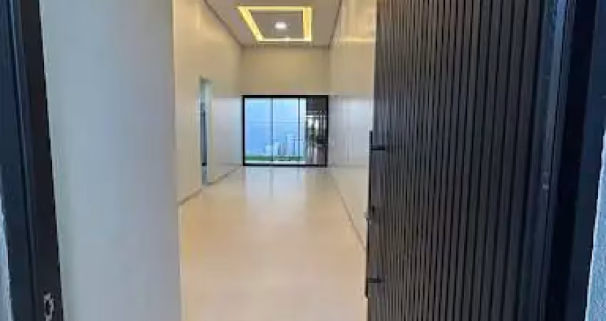 Ótima casa com suíte, garagem para dois carros e amplo terreno