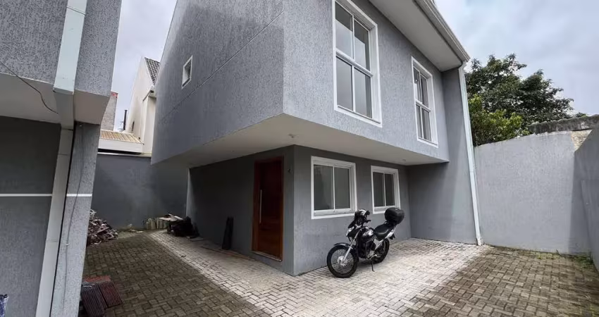 Sobrado de 138m² com suíte em condomínio fechado no xaxim
