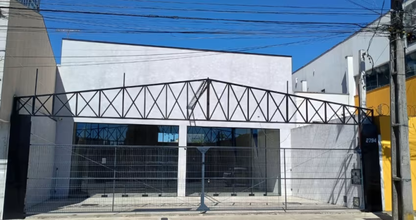 ALUGA-SE LOJA/BARRACÃO NO CORAÇÃO DE SÃO JOSÉ DOS PINHAIS!