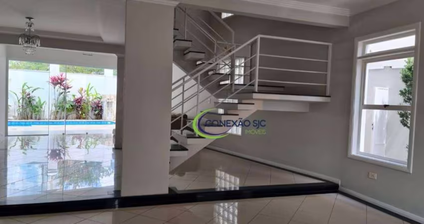 Linda casa assobradada com 4 dormitórios e 2 suítes com piscina em condomínio