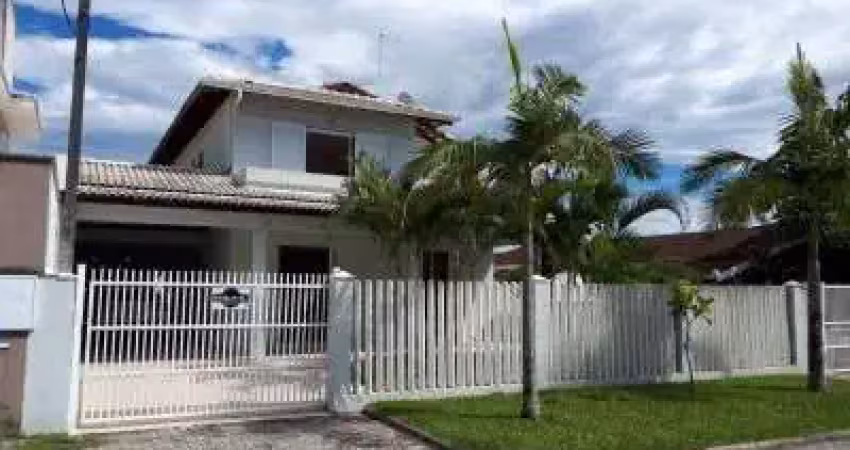 Maravilhoso sobrado com 4 quartos, piscina e amplo terreno.