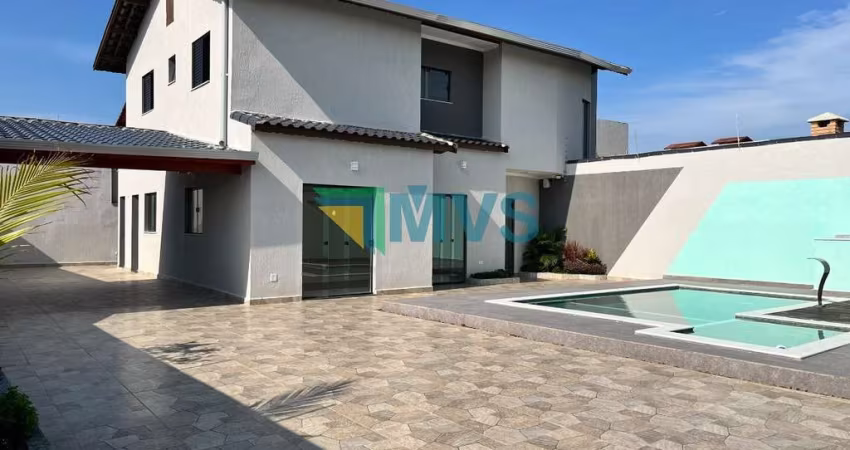 Casa à venda em Itanhaém-SP, no bairro Suarão: 3 quartos, 1 suíte, 2 salas, 3 banheiros, 7 vagas de garagem, 125m² de área.
