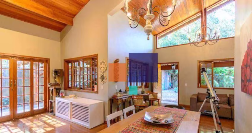 Casa a venda com 350m², 4 quartos, 4 banheiros sendo 2 suites e 5 vagas - granja viana