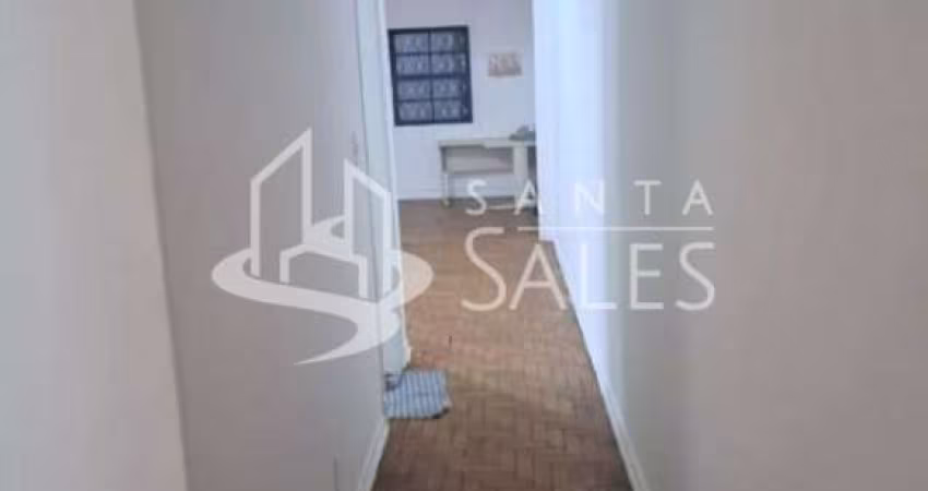 Casa com 2 dormitórios, 1 banheiro e 3 vagas.